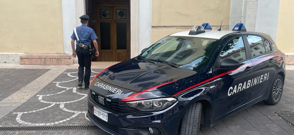 “Armato” di metro a nastro adesivo entra in chiesa per rubare le offerte dei fedeli